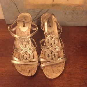 Women’s Unlisted light gold sandals size 8.5